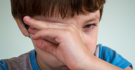 Nackenschmerzen bei Kindern: Ursachen, Symptome und Behandlung