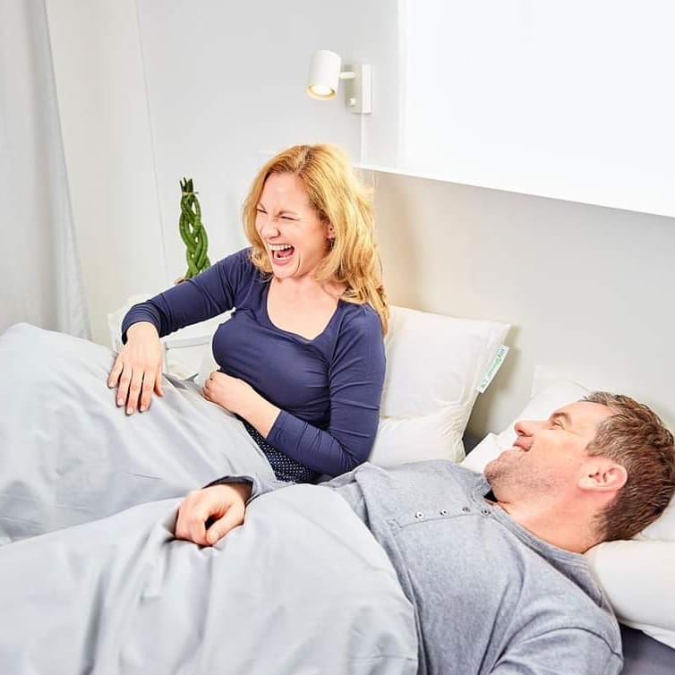 Glückliches Paar mit mySheepi Kopfkissen