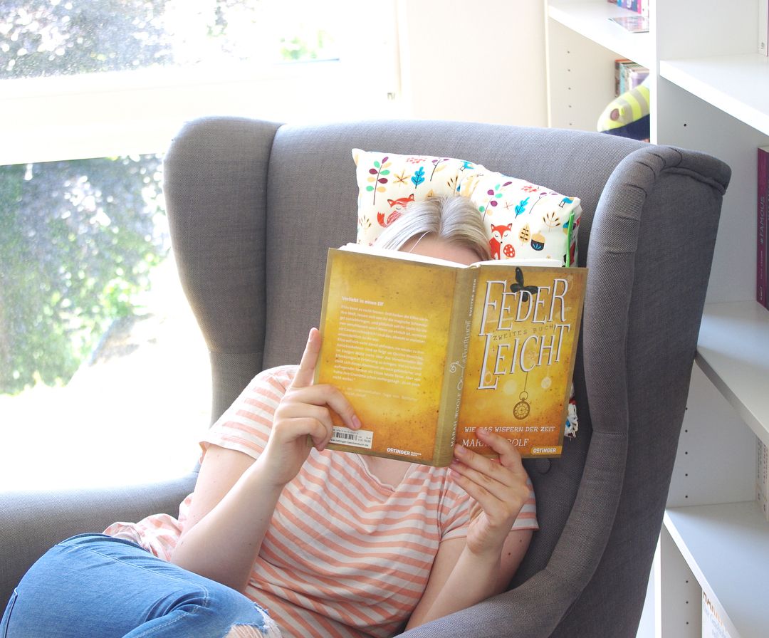 Lesende Frau mit Nackenkissen Sessel