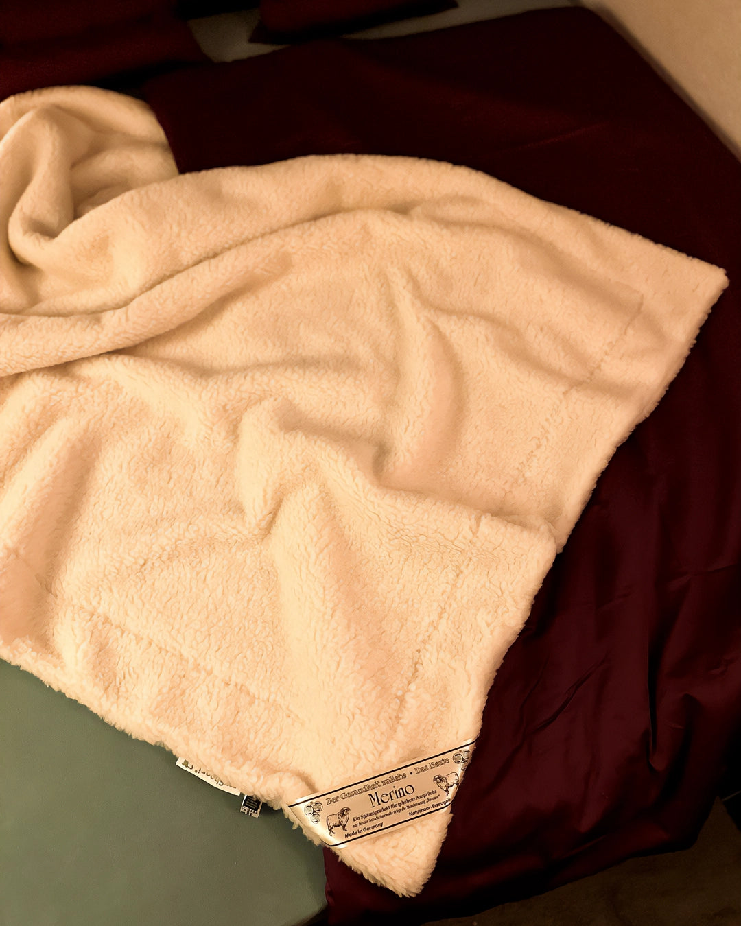 Bettdecke aus Merinowolle auf einem Bett 