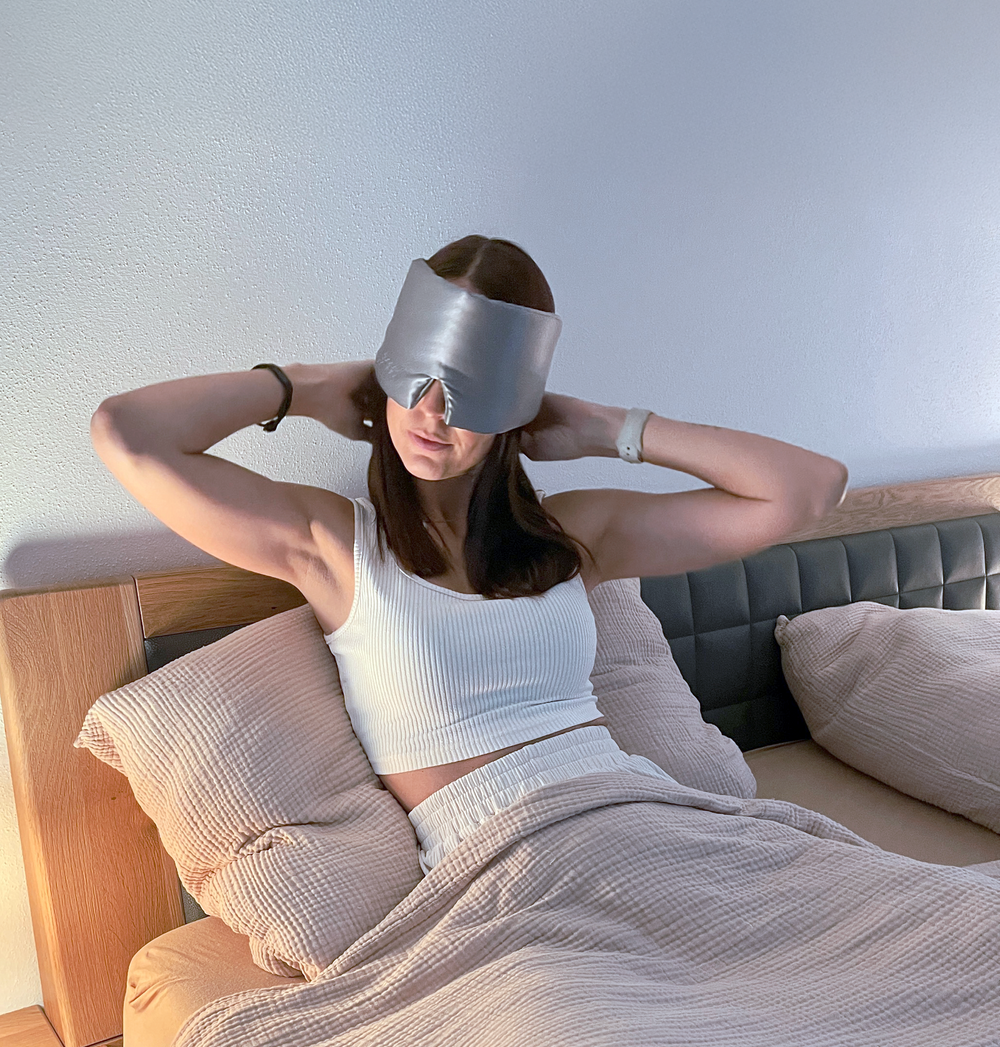 Frau im Badezimmer mit reiner Haut