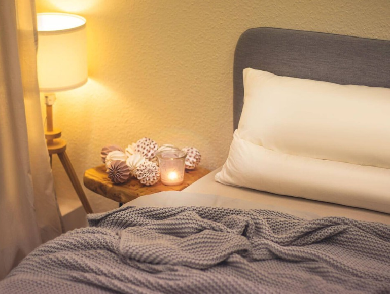 Ergonomisches Kissen auf Bett
