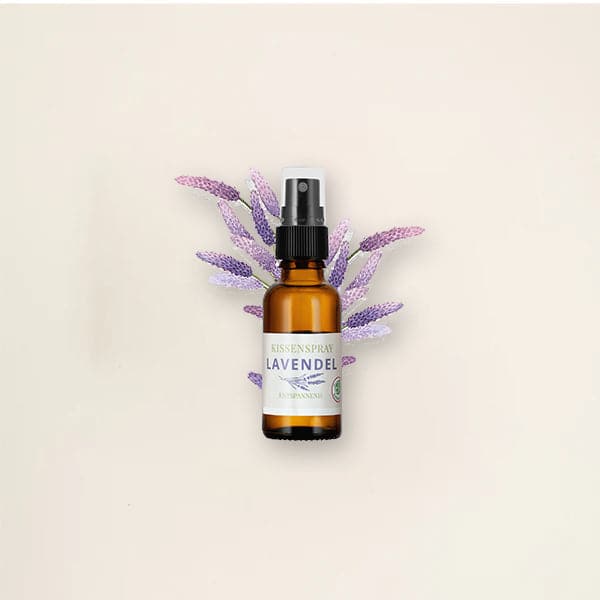 Kissenspray Lavendel auf einem Hintergrund aus Lavendelblüten